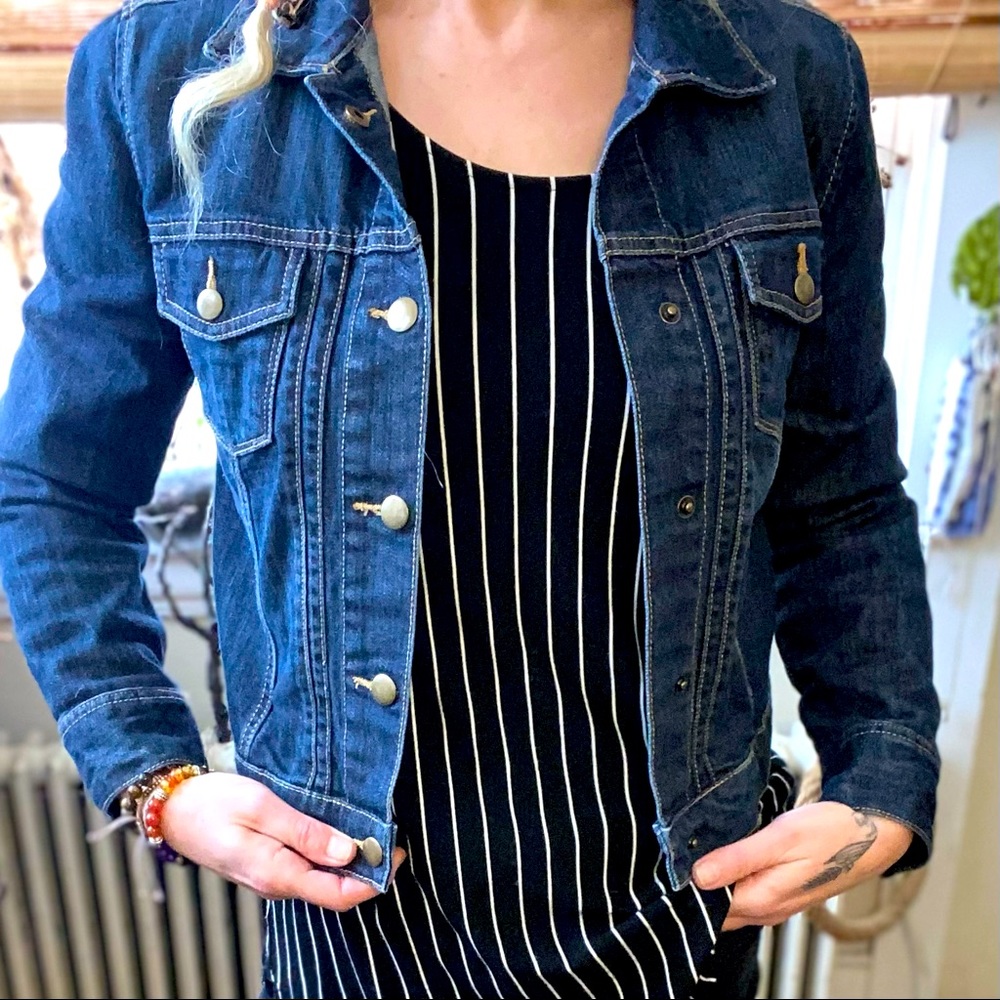Cropped Denim Jacket. Size XS-S.